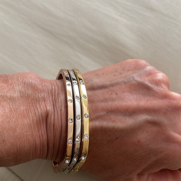 Tri color bangle bracelets. Set of three. Hidden catch clasp. Cartier STYLE. - Picture 3 of 7